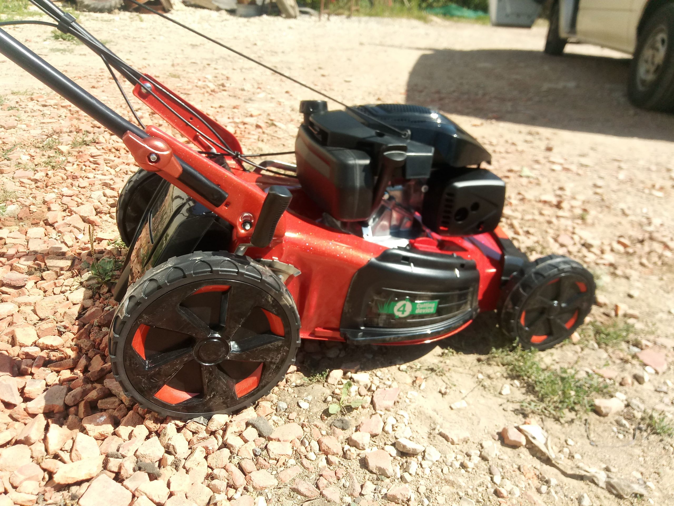 tondeuse rouge de côté