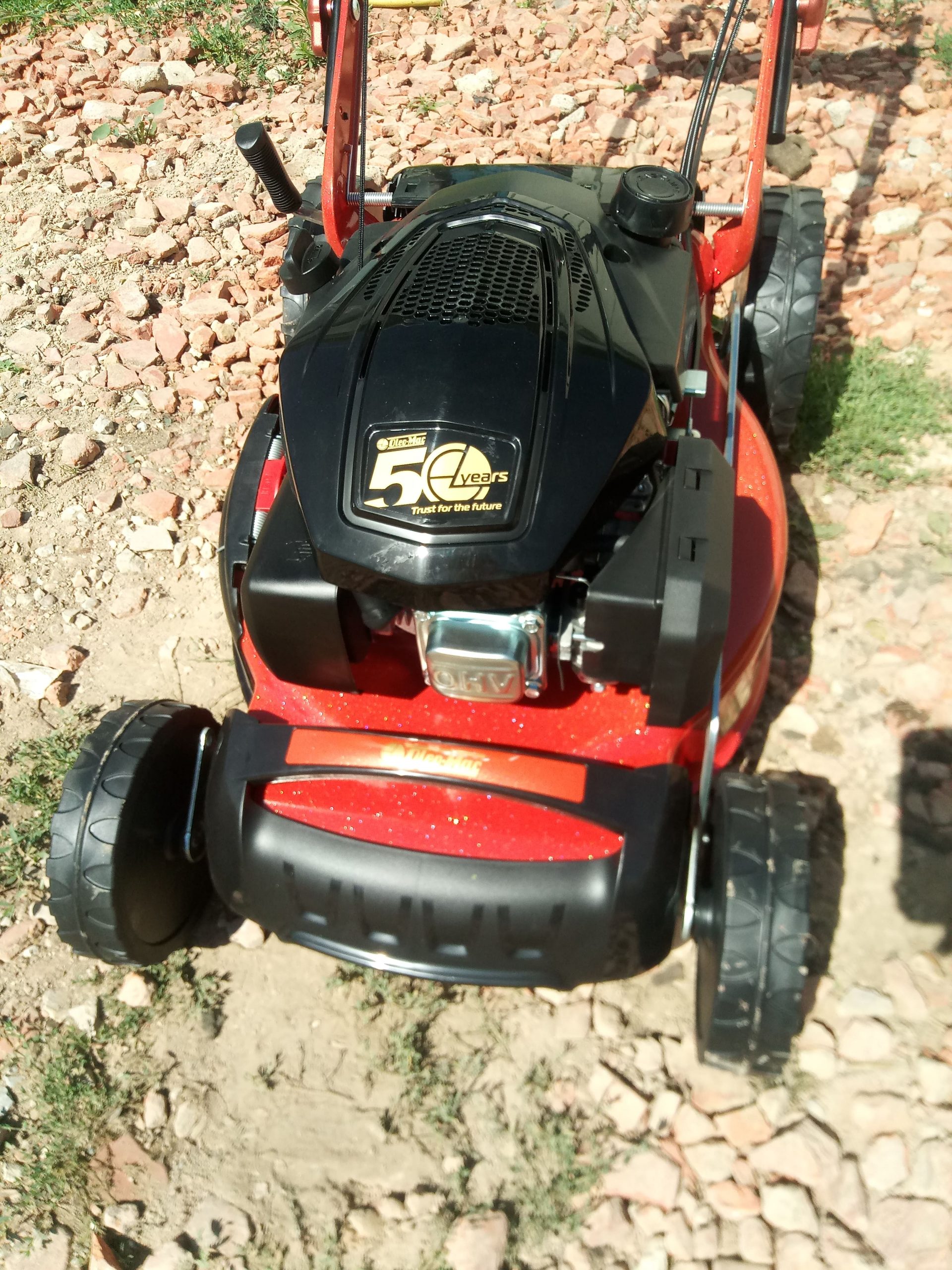 machine de motoculture rouge en mauvais état