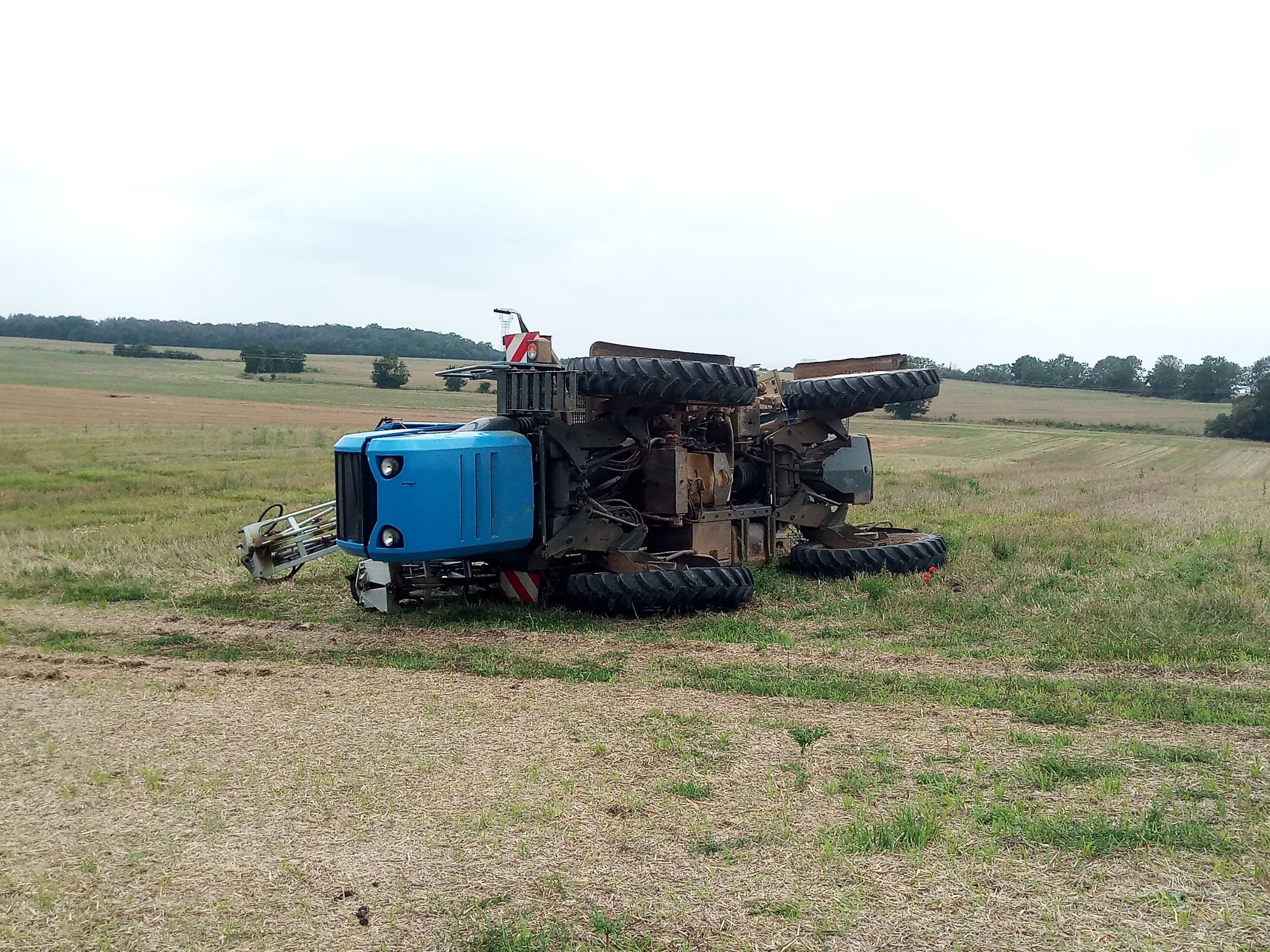 Machine agricole renversée