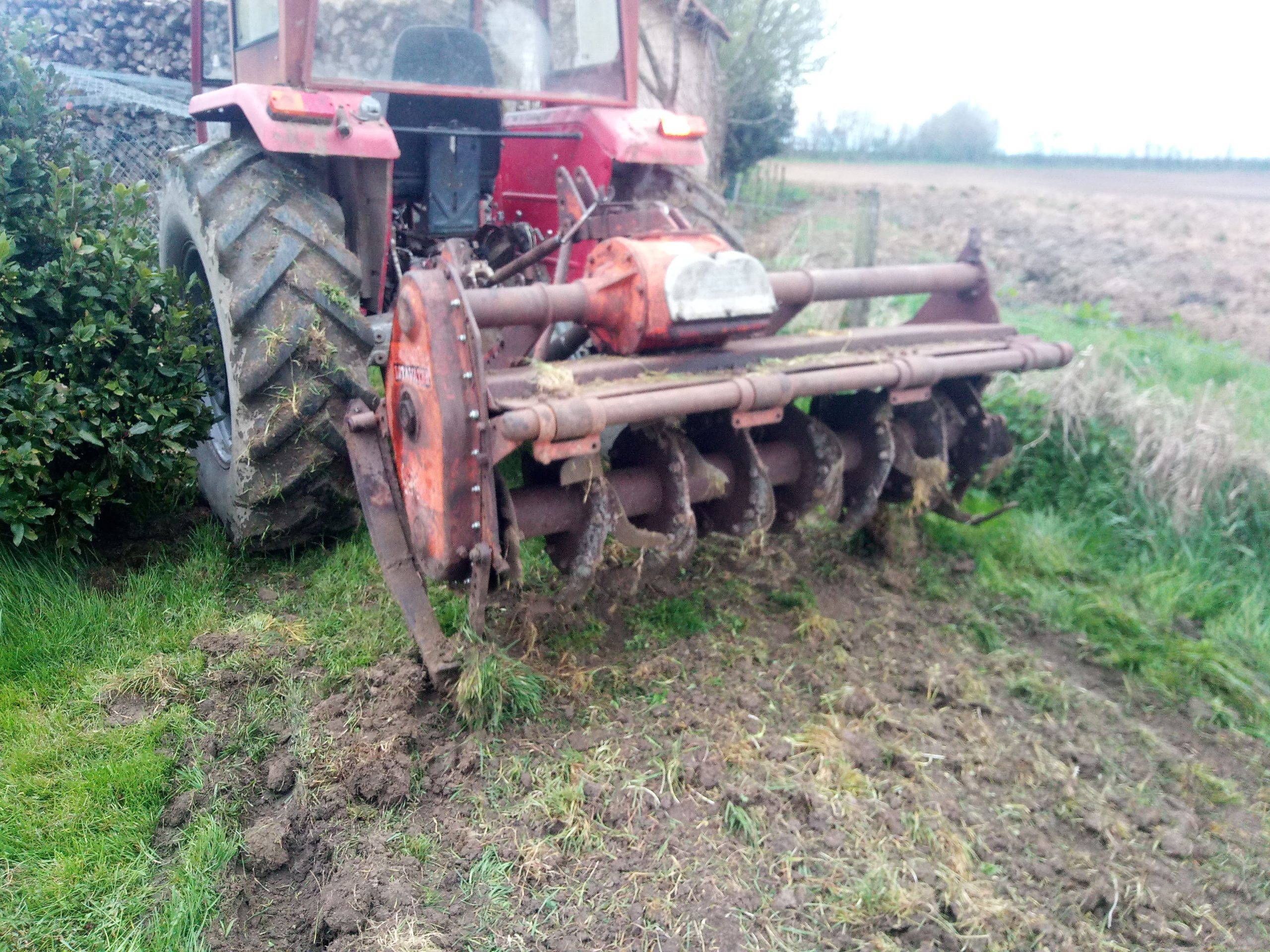 tracteur rouge en mauvais état