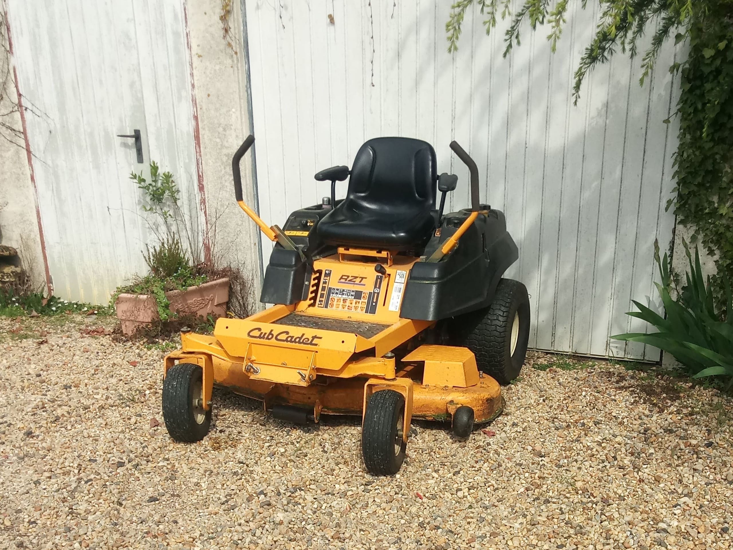 tondeuse autoportée jaune